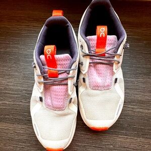 OnCloud Cloud Sky size 4 girls. Good condition.